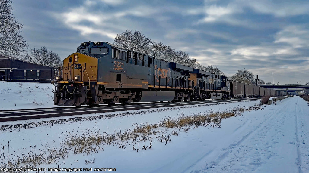 CSX 3221 leads E907.